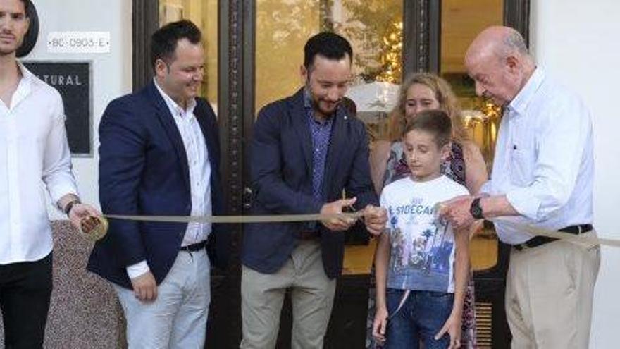 Dos momentos de la inauguración de la reformada de la sede de la entidad, que está ubicada desde su fundación, en 1927, en un local del paseo de Vara de Rey.