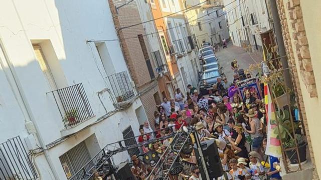 El pasacalles con música animó las fiestas en Rueda.