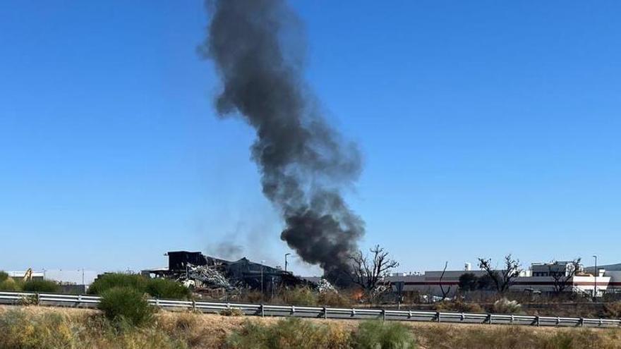 Sofocada una nueva reactivación del incendio en la planta de residuos de Roales tras el fuego del pasado lunes
