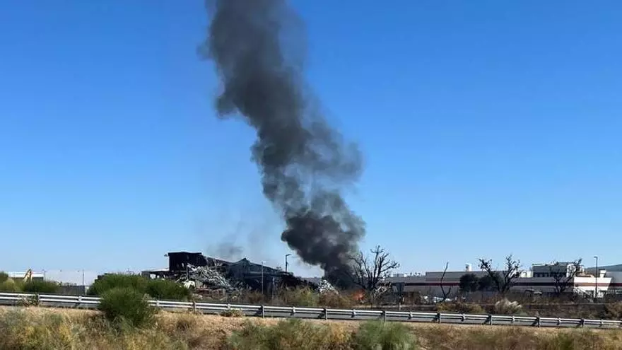 Sofocada una nueva reactivación del incendio en la planta de residuos de Roales tras el fuego del pasado lunes