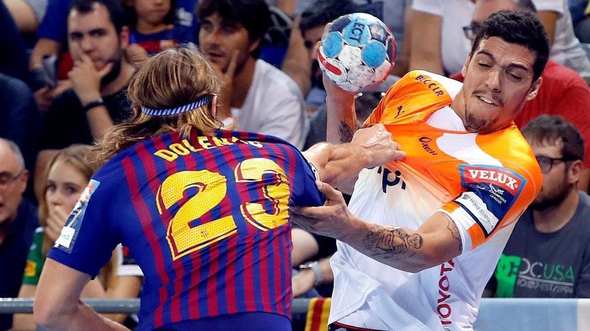 El jugador del Montpellier Mathieu Grebille intenta zafarse del marcaje del azulgrana Jure Dolenec, en el Palau Blaugrana.