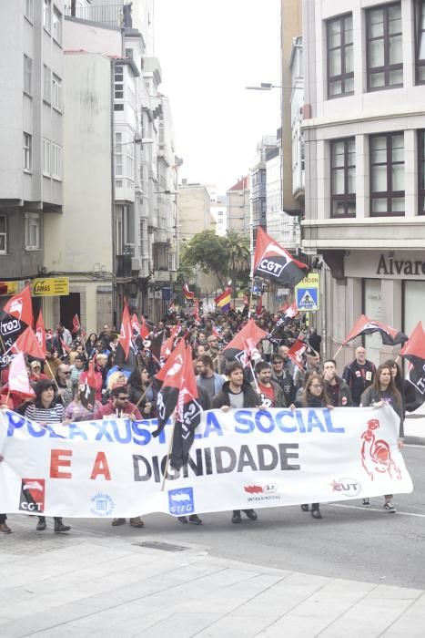 Unas 4.000 han secundado la manifestación convocada por UGT y CCOO que ha arrancado A Palloza y ha terminado en la plaza de Ourense, ante la Delegación del Gobierno en Galicia.