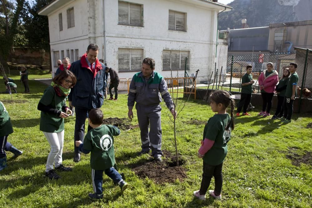 Los alumnos del colegio de Tudela Veguín y el alcalde de Oviedo, Wenceslao López, participan en la plantación de árboles de la fábrica de cemento