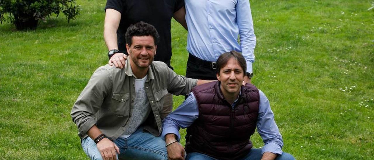 De pie, Raúl y Marcelino Elena; delante, Castaño y David Cano, ayer, en Los Pericones.