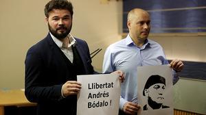 Gabriel Rufián i Jordi Salvador, d’ERC, demanen la llibertat d’Andrés Bódalo amb cartells al Congrés dels Diputats.
