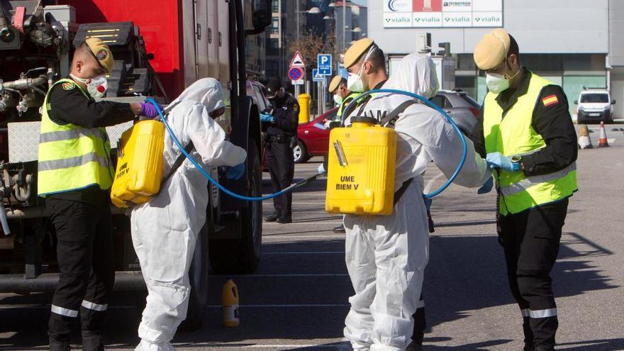 Miembros de la Unidad Militar de Emergencias (UME) se preparan para realizar labores de desinfección.