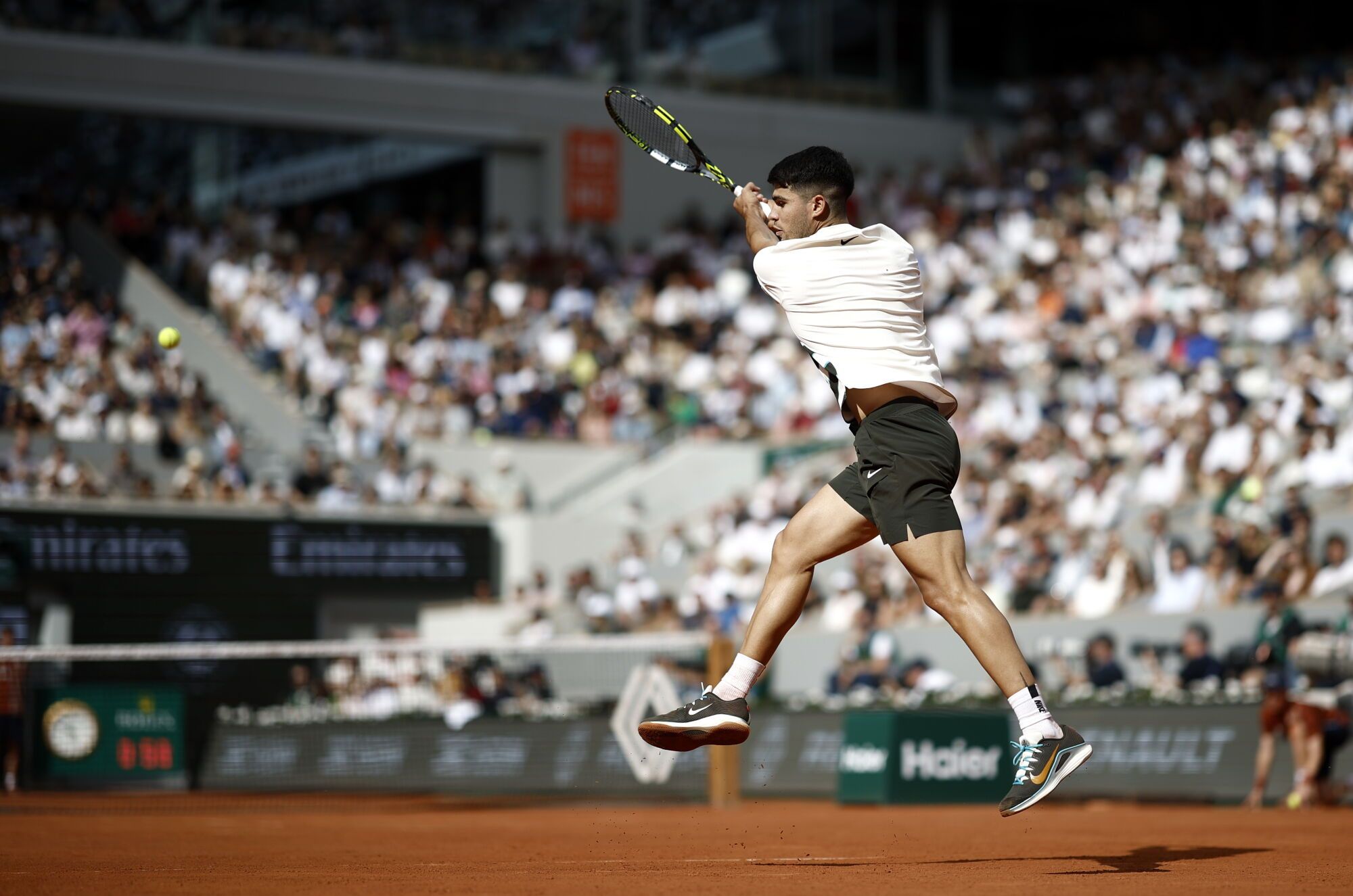 PARIS (France), 01/06/2025.- Carlos Alcaraz of Spain in action during his Men's 4th round match against Ben Shelton of USA at the French Open Grand Slam tennis tournament at Roland Garros in Paris, France, 01 June 2025. (Tenis, Abierto, Francia, España) EFE/EPA/YOAN VALAT
