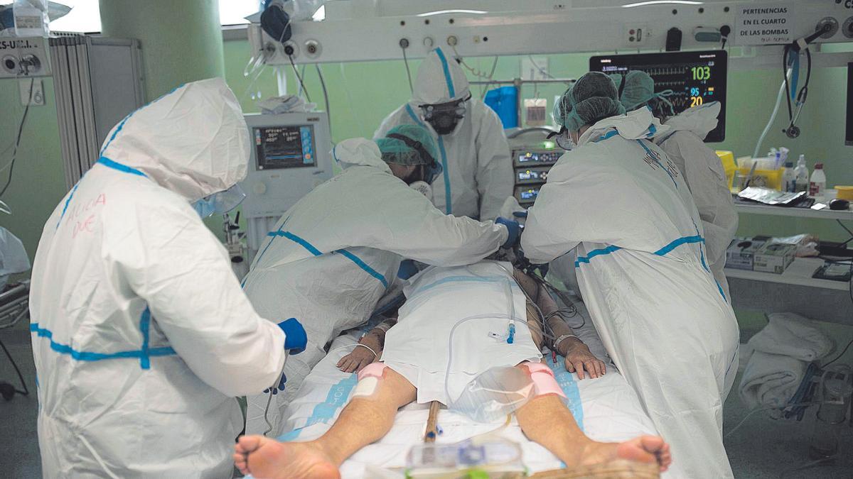 Una impactante imagen de una actuación con un paciente ingresado en la UCI del hospìtal de Son Llàtzer.