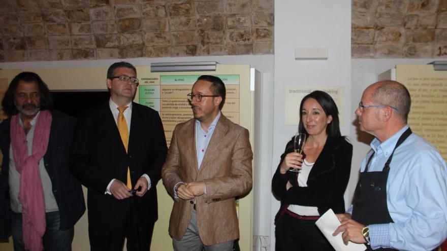 Antonio Marquerí, Grado de Gastronomía de la UCAM; Francisco José Navarro, historiador y miembro de la Academia de Gastronomía de la Región de Murcia; Rodrigo Borrega, Presidente de la Academia de Gastronomía;  María Dolores Muñoz, alcaldesa del Ayuntamiento de Bullas, y José Sánchez, enólogo y sumiller.