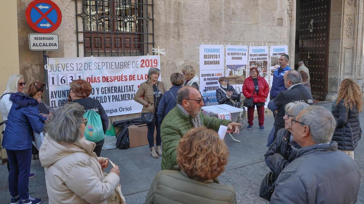 Jornada de protestas de la AMPA Oriol en la puerta del Ayuntamiento