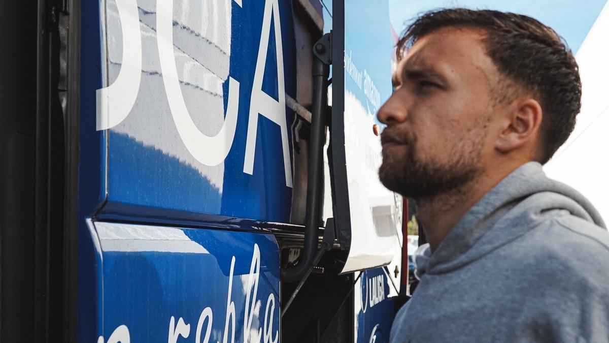 Álvaro Carrillo, antes de subir al autobús del Huesca rumbo a León.