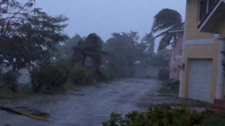 Imagen de los fuertes vientos registrados durante la jornada de ayer en las islas Bahamas, al paso del huracán Dorian.