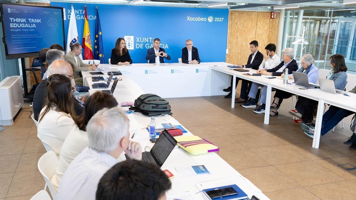 El conselleiro de Educación, Román Rodríguez, presidió el encuentro del grupo asesor del proyecto EdugalIA, este jueves.