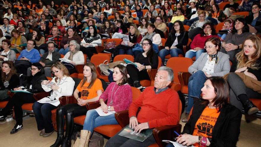 Asistentes a la celebración del Día Mundial del Trabajo Social en la Facultad de Comercio.