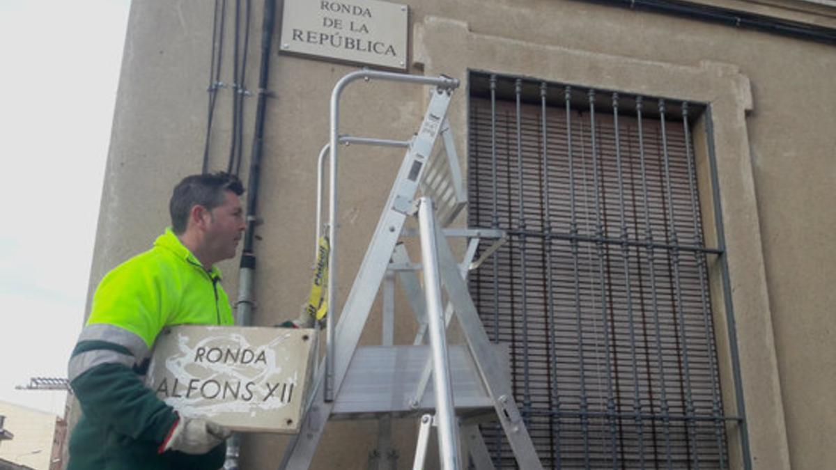 Un operario retira el cartel de Ronda Alfons XII de Mataró.