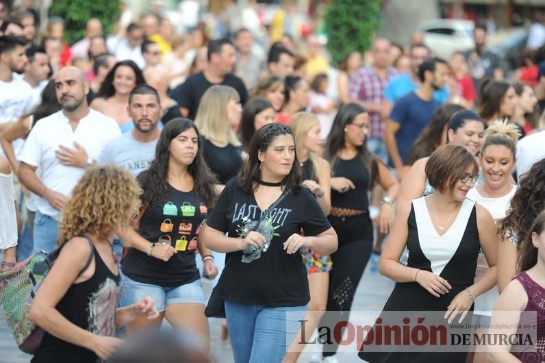 Los bailes latinos salen a la calle en Murcia