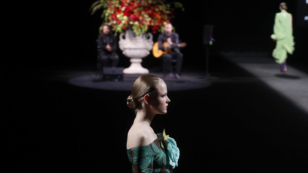 Una modelo durante el desfile del betanceiro Jorge Vázquez, ayer, en la Mercedes-Benz Fashion Week Madrid.