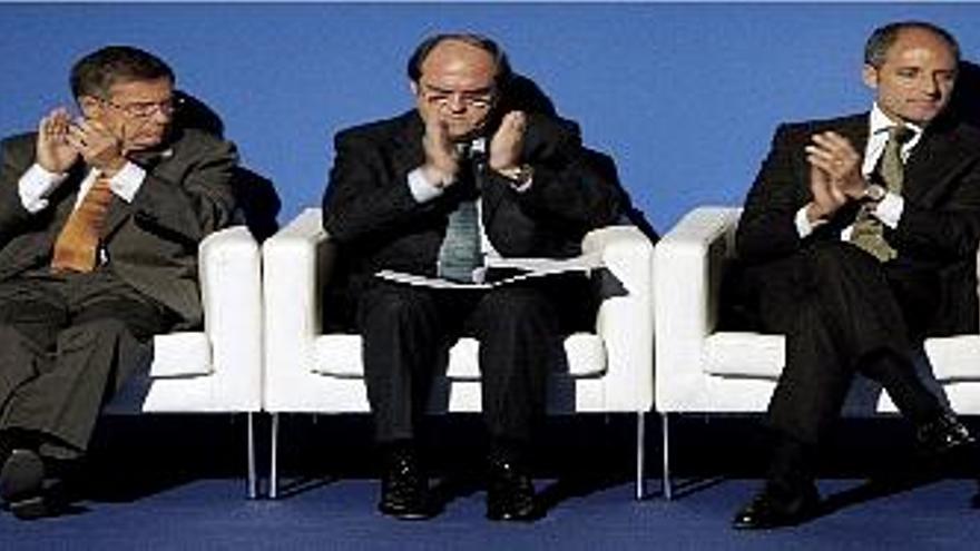 El rector Tomás, el ministro Gabilondo y el presidente Camps durante el acto de ayer.