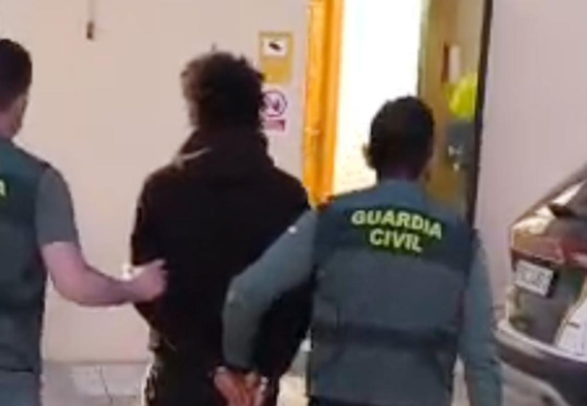 Arresto de uno de los sospechosos, en una foto enviada por la Benemérita.