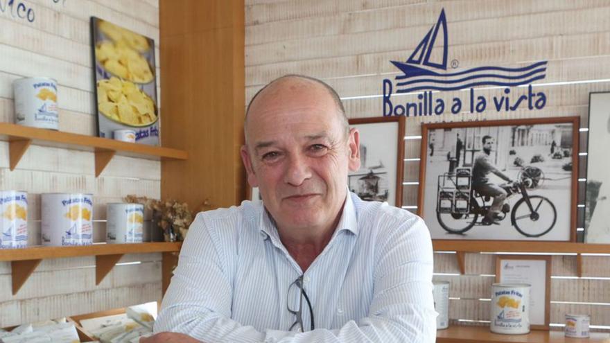 Fernando Bonilla posa con una lata en la fábrica. | Iago López