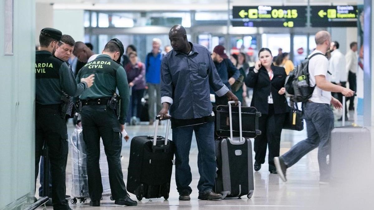 Viajeros en el aeropuerto de El Prat, este domingo.