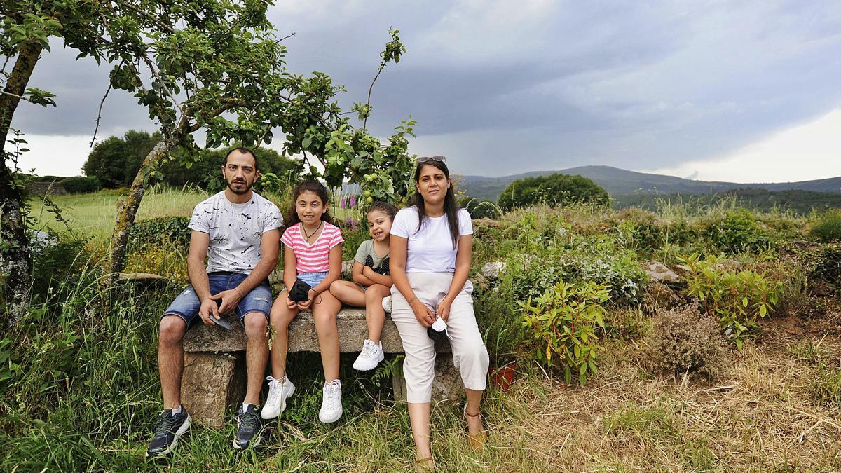 Lara Soso y Roman Núñez junto a sus hijas en la aldea de Anseán en Lalín