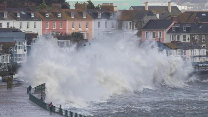 La irrupción de &#039;Ophelia&#039; causa al menos tres muertos en Irlanda