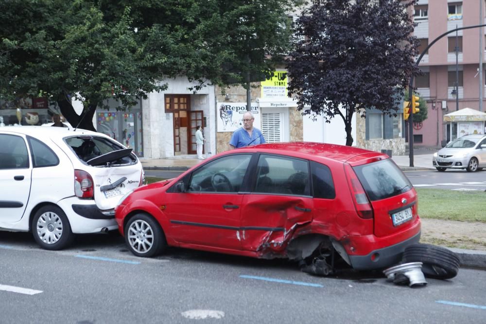 Un conductor ebrio colisiona con tres coches aparcados en la avenida Constitución