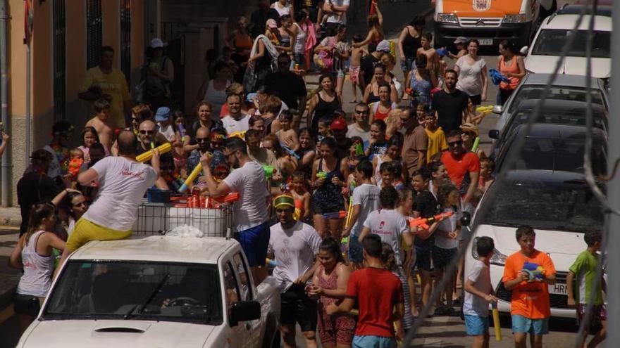 Pòrtol estrena sus fiestas con un masivo pasacalles