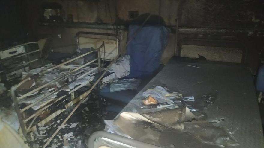 Aspecto de la habitación afectada por las llamas en el incendio que ha obligado a desalojar la sexta planta del Hospital Provincial.