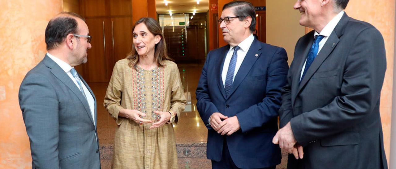 La conselleira de Educación, Carmen Pomar, junto a los rectores de Santiago, Antonio López, A Coruña, Julio Abalde, y Vigo, Manuel Reigosa, en un encuentro del 10 de junio en el que se trató el proyecto universitario impulsado por Abanca. // Xoán Álvarez