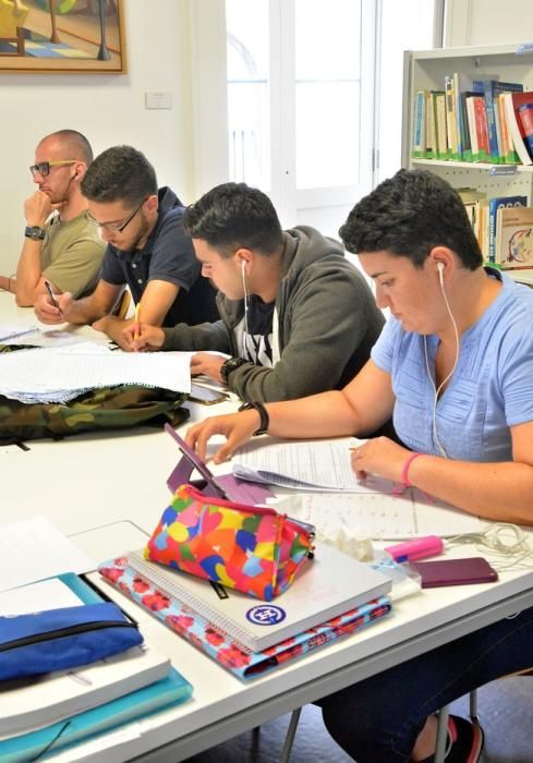 ESTUDIANTES BACHILLERATO PREPARANDO LA PAU