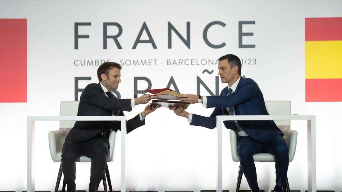 El presidente de Francia, Emmanuel Macron (i) y el presidente del Gobierno, Pedro Sánchez (d), durante la firma de un Tratado de Amistad entre sus respectivos países, durante la XXVII Cumbre Hispano-Francesa, en el Museo Nacional de Arte de Cataluña.