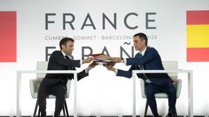 El presidente de Francia, Emmanuel Macron (i) y el presidente del Gobierno, Pedro Sánchez (d), durante la firma de un Tratado de Amistad entre sus respectivos países, durante la XXVII Cumbre Hispano-Francesa, en el Museo Nacional de Arte de Cataluña.