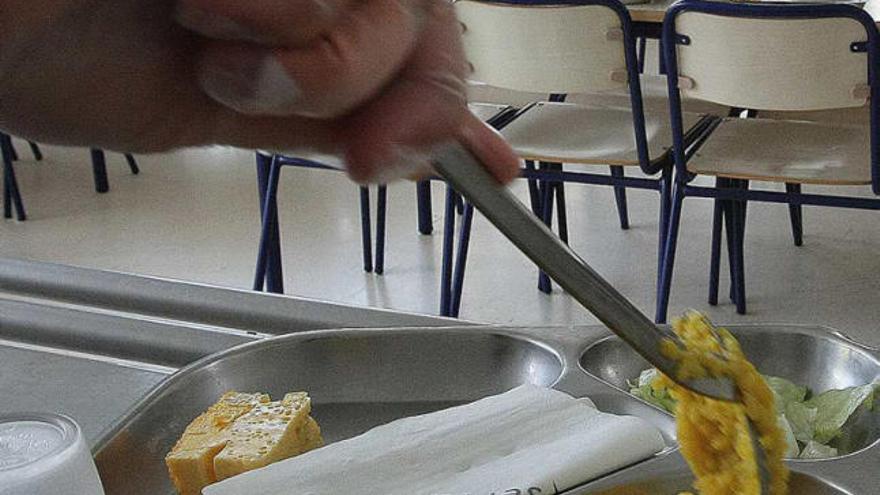 Preparación del servicio de comedor en uno de los colegios de la provincia.