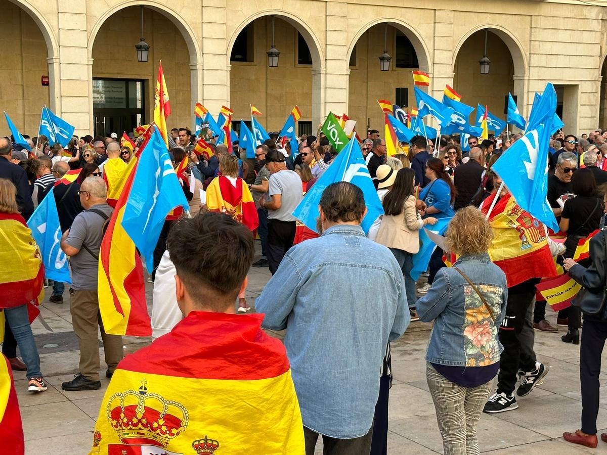 Manifestación en contra de la amnistía en la Plaza del Ayuntamiento de Alicante convocada por el Partido Popular