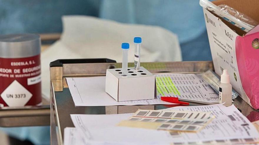 Detalle de una mesa de recogida de muestras para pruebas PCR.