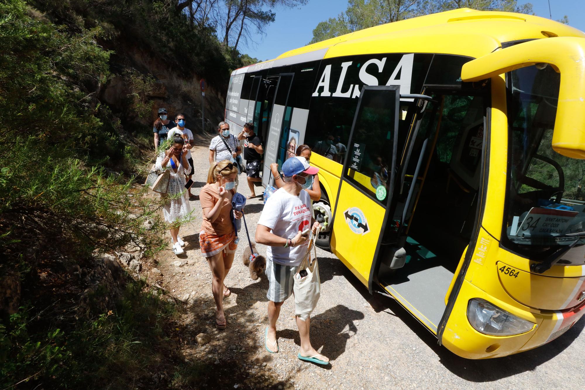 Primer día del servicio de autobús a Cala Salada