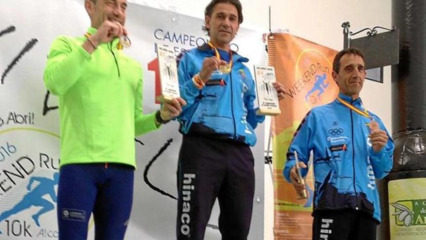 Sancho Ayala (centre) va guanyar, a Alcanyís, en la categoria M45