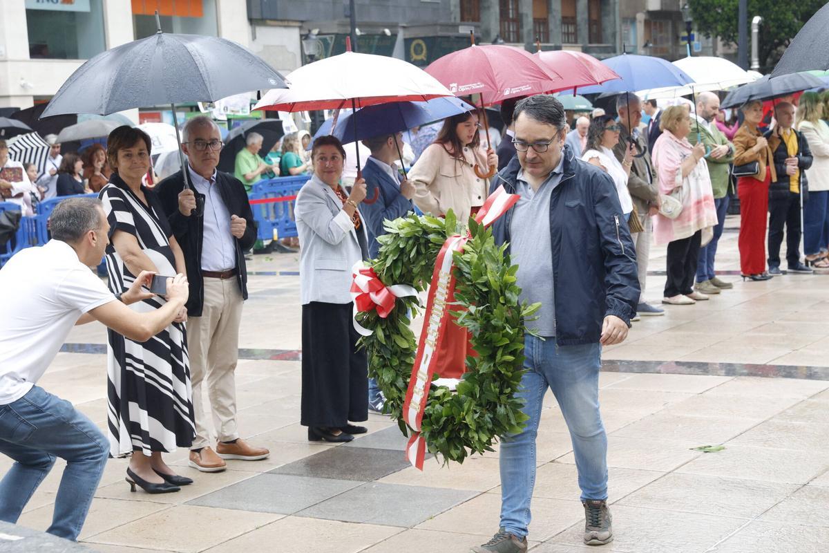 La ofrenda floral a Jovellanos en la plaza del Seis de agosto de Gijón, en imágenes