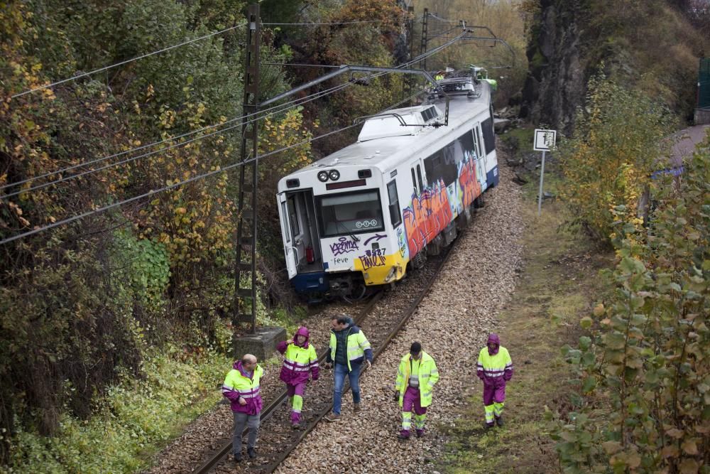 Un tren descarrila en El Entrego por un argayo