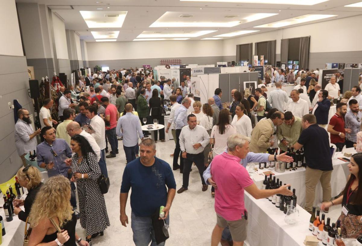 Más de mil personas acudieronal Salón del Vino.  L.O.