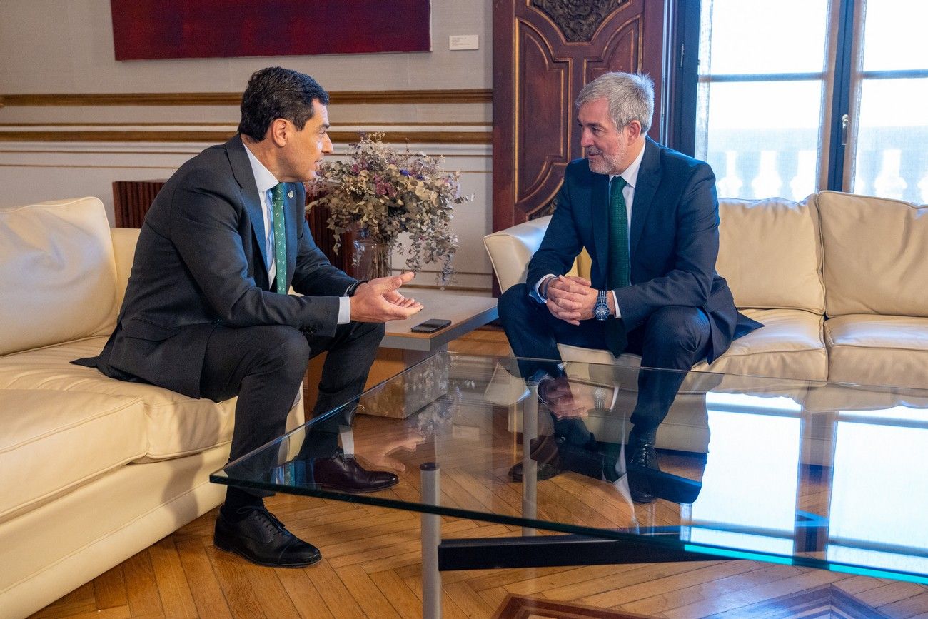 Imagen del encuentro de este miércoles entre los presidentes de Andalucía y Canarias, Juan Manuel Moreno y Fernando Clavijo