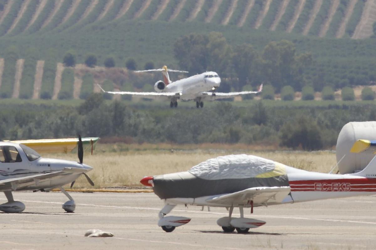 El avión de Air Nostrum aterriza en Córdoba, ayer, procedente de Palma de Mallorca
