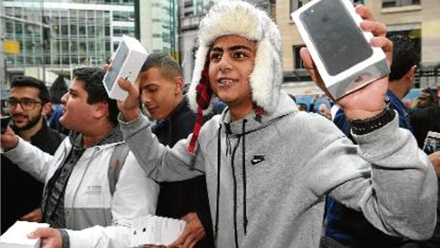 El fred no va dissuadir a aquest jove de Sydney (Austràlia) de passar hores al carrer per aconseguir l&#039;iPhone.