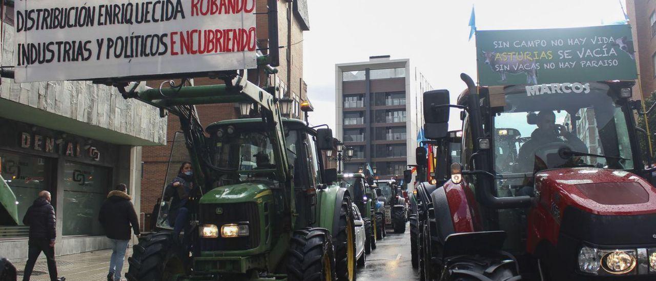 Tractores concentrados en Oviedo durante la manifestación de los ganaderos el jueves pasado.