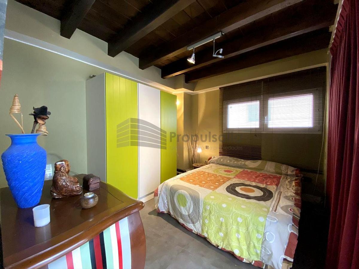 Una de las habitaciones del ático dúplex en el centro de Zaragoza