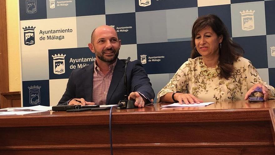 Los concejales Raúl López y Gemma del Corral en rueda de prensa.