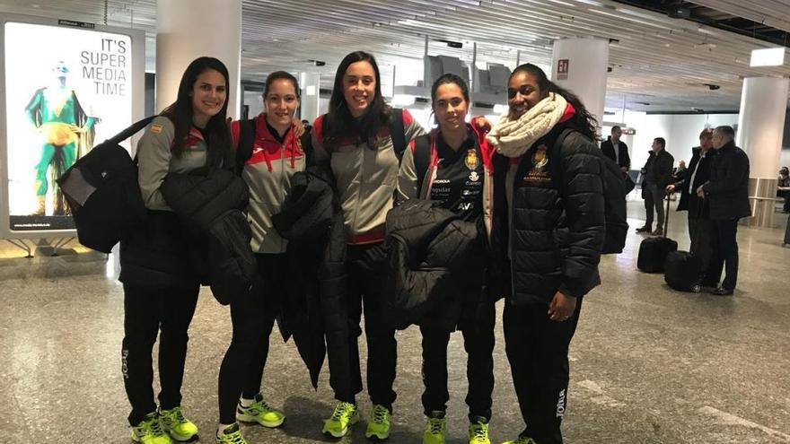 Sara Gil, segunda por la derecha, junto a sus compañeras de selección durante el desplazamiento de la selección española. // @RFEBalonmano