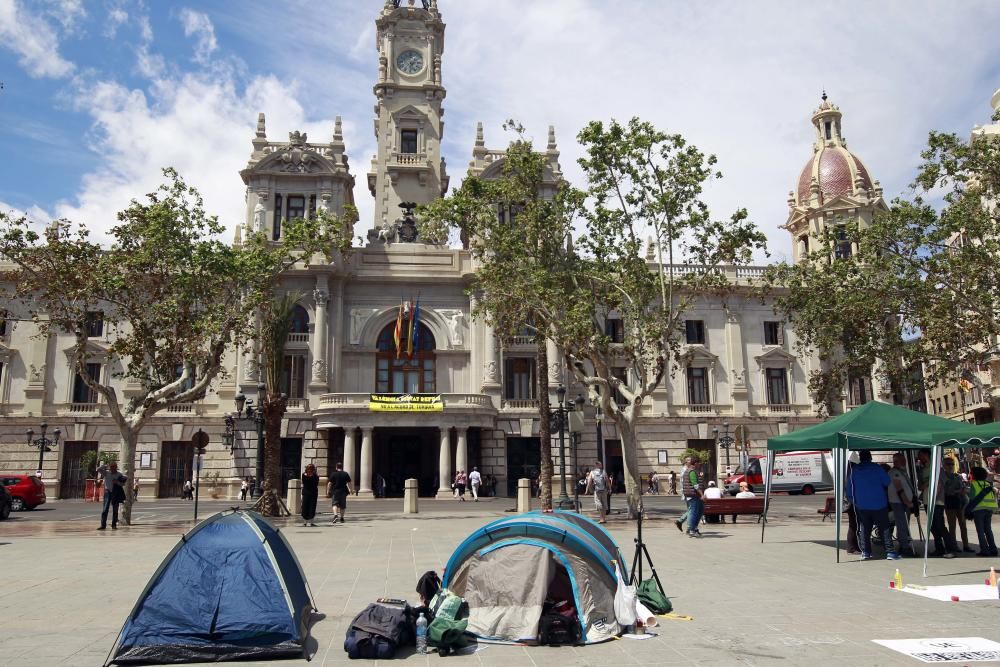 Acampada por los refugiados en la plaza del Ayuntamiento